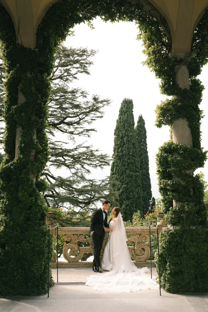 Villa del Balbianello elopement kiss under the ivy archway, romantic Lake Como wedding photographer.